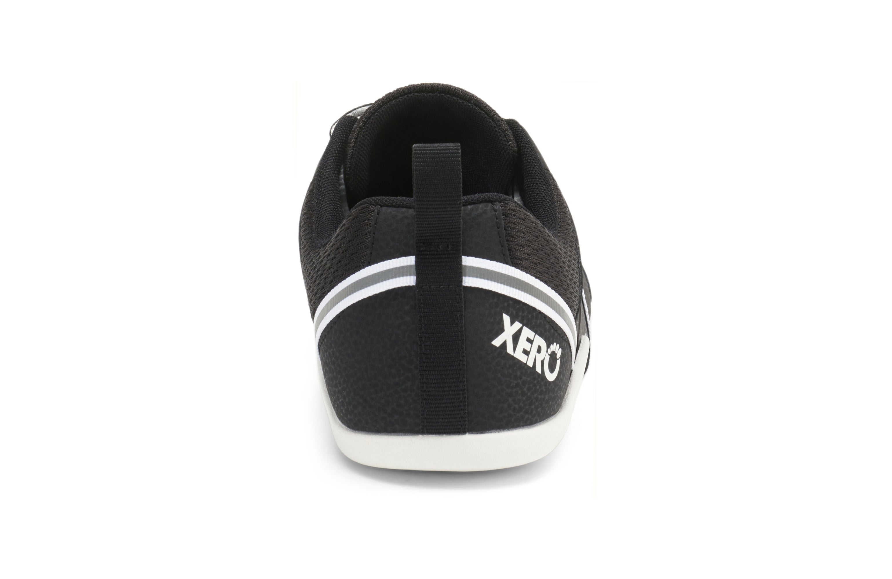 Bagside af Xero Shoes Prio Men i varianten Black/White, med sort mesh-overdel og hvide striber, samt Xero-logo på hælen. Perfekt til naturlig fodbevægelse.