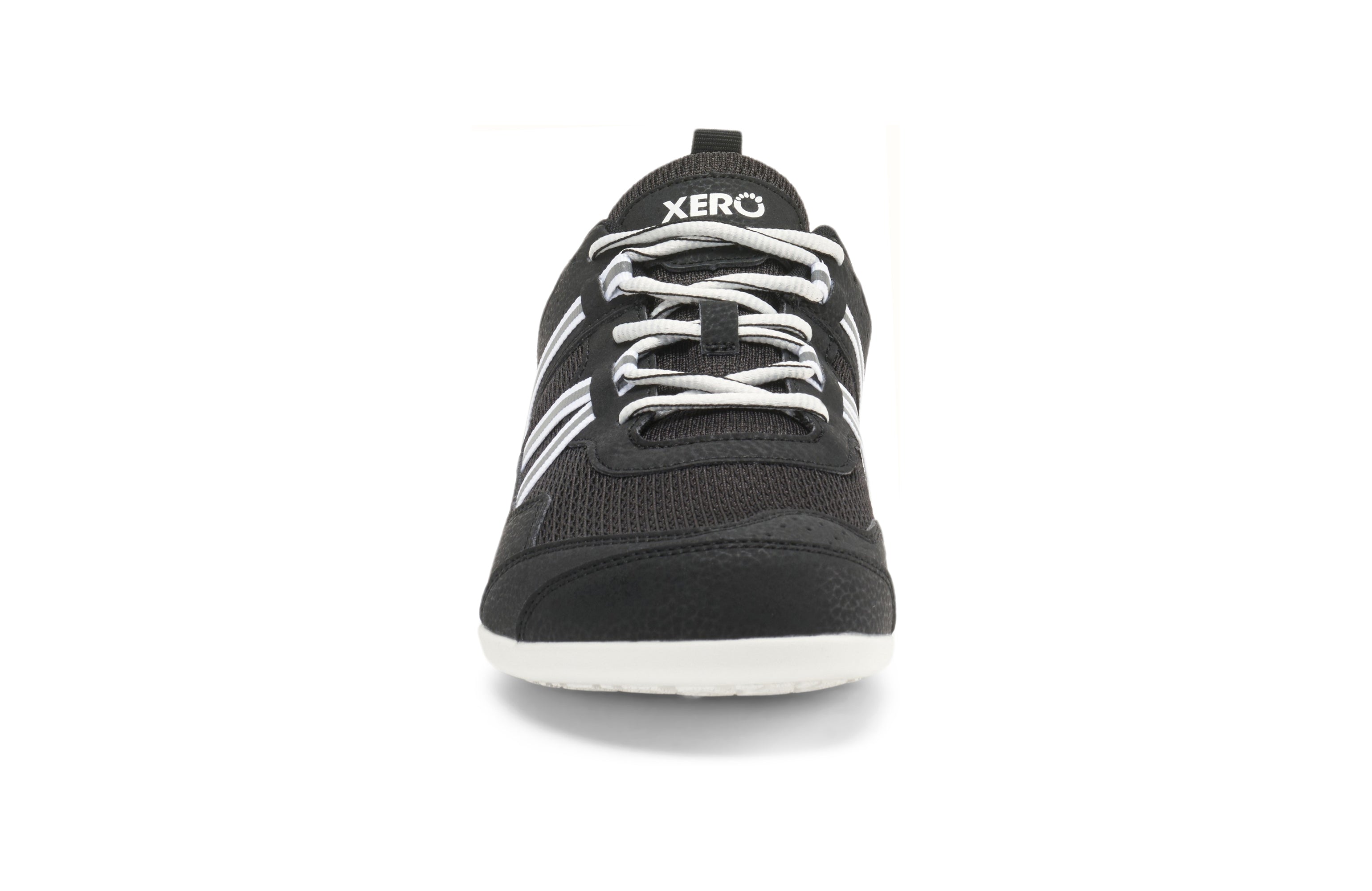 Xero Shoes Prio Men i varianten Black/White set forfra. Barfodssko med sort mesh overdel, hvide snørebånd og reflekterende detaljer. Ideel til naturlig fodbevægelse.