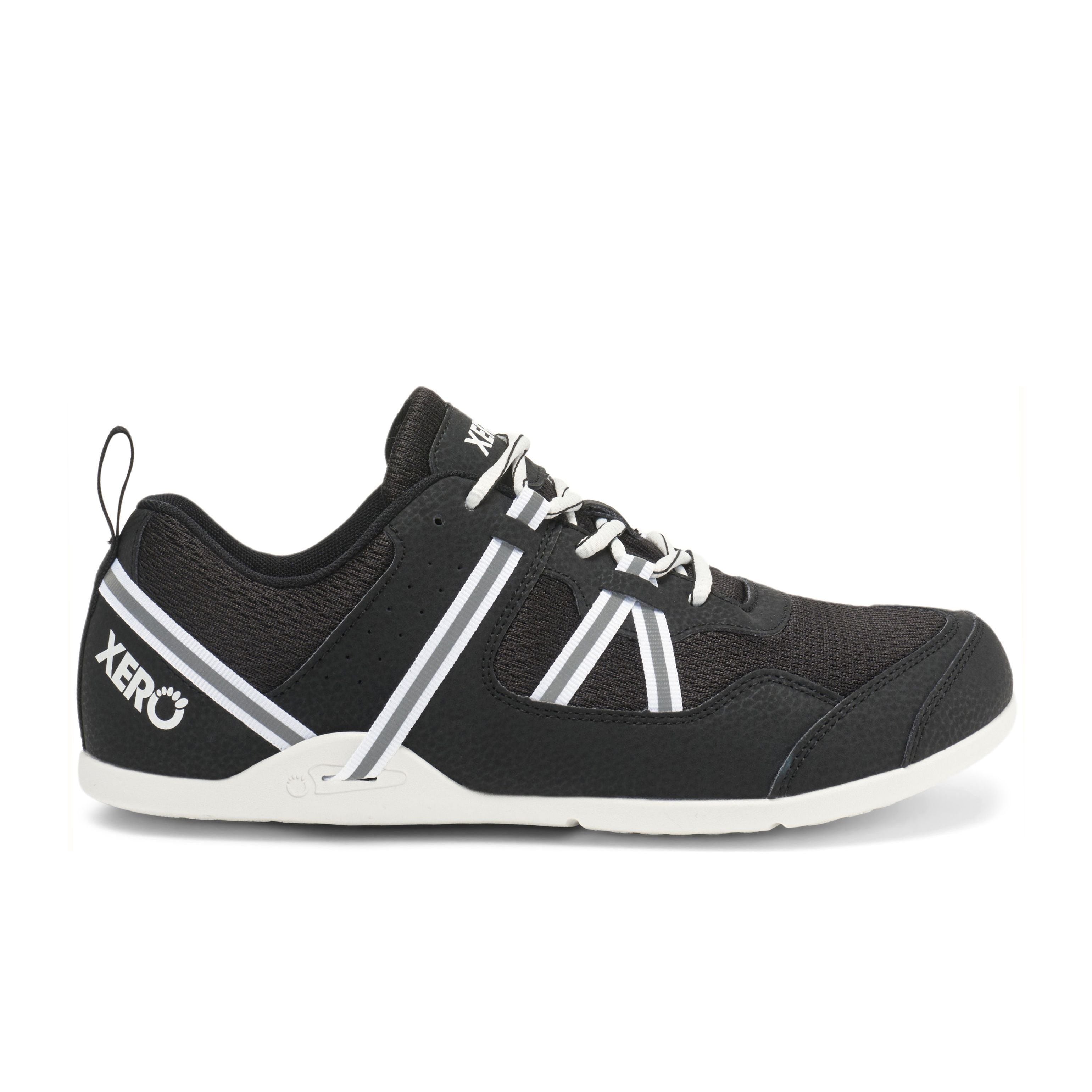 Xero Shoes Prio Men i Black/White set fra siden. Minimalistiske joggesko med sort mesh overdel, hvide stropper og tynd 5,5mm gummisål. Ideel til naturlig fodbevægelse.