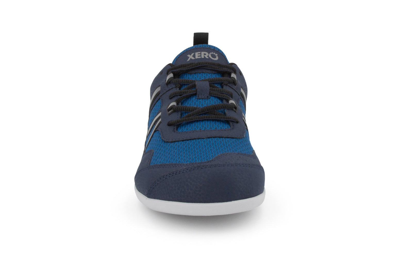 Xero Shoes Prio Men i Mykonos Blue variant med blå mesh-overdel og syntetiske sømme i marineblå. Minimalistisk design med 5,5mm tynd sål for barfodsoplevelse.