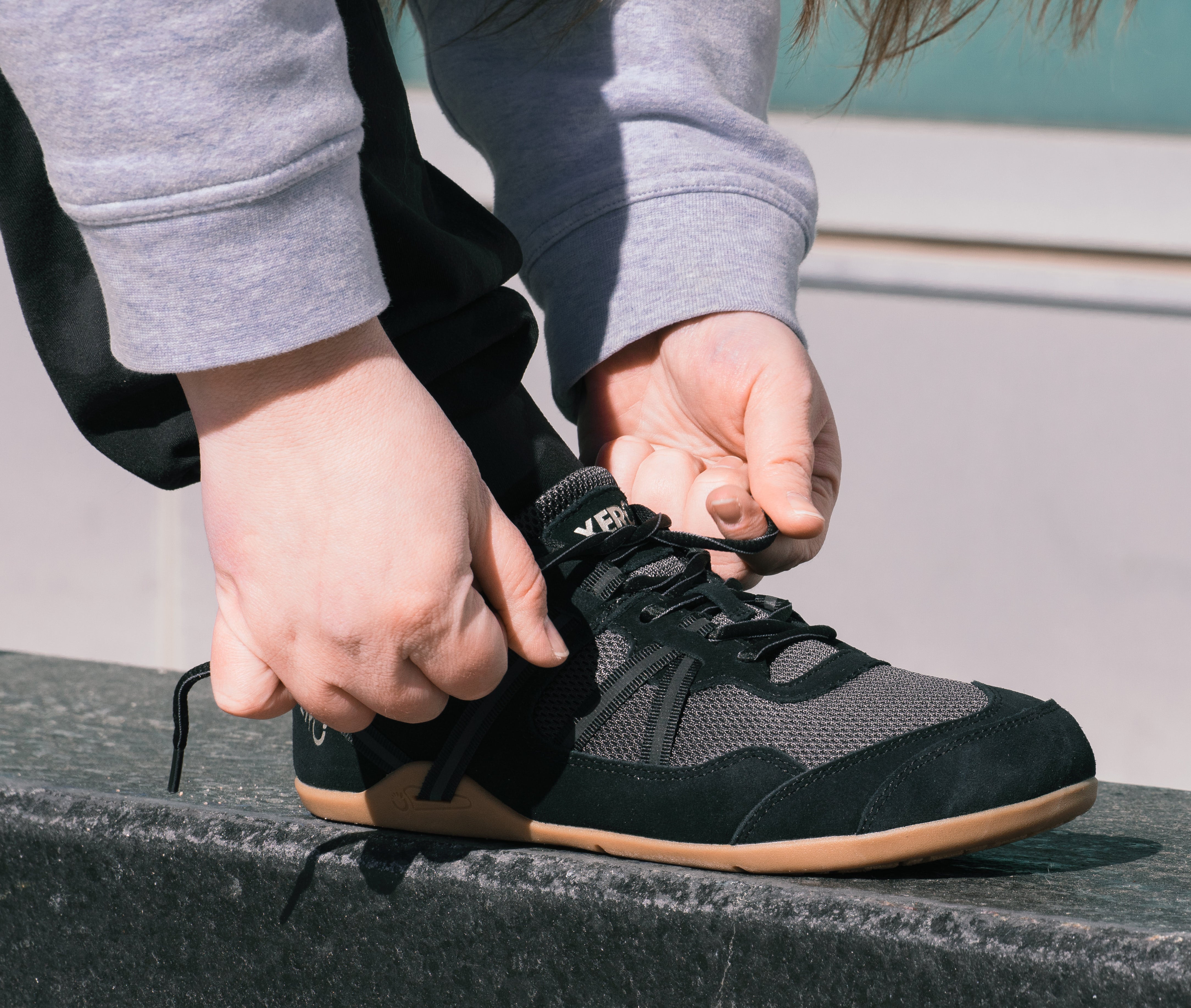 Mærkbare Prio Suede Womens barfods athleisure trainer til kvinder i farven black / asphalt, lifestyle