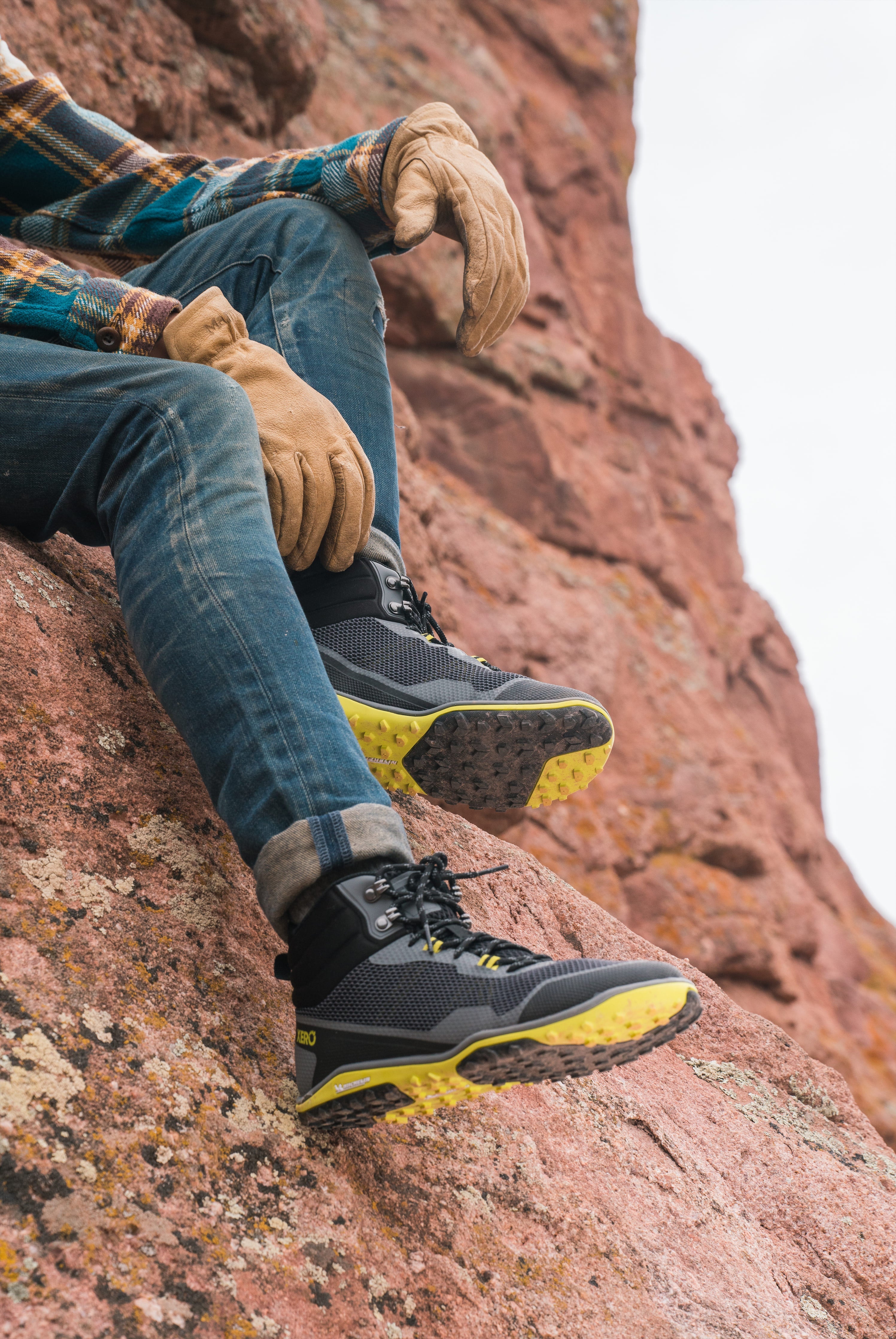 Xero Shoes Scrambler Mid Mens barfods lette vandrestøvler til mænd i farven steel gray / sulphur, lifestyle