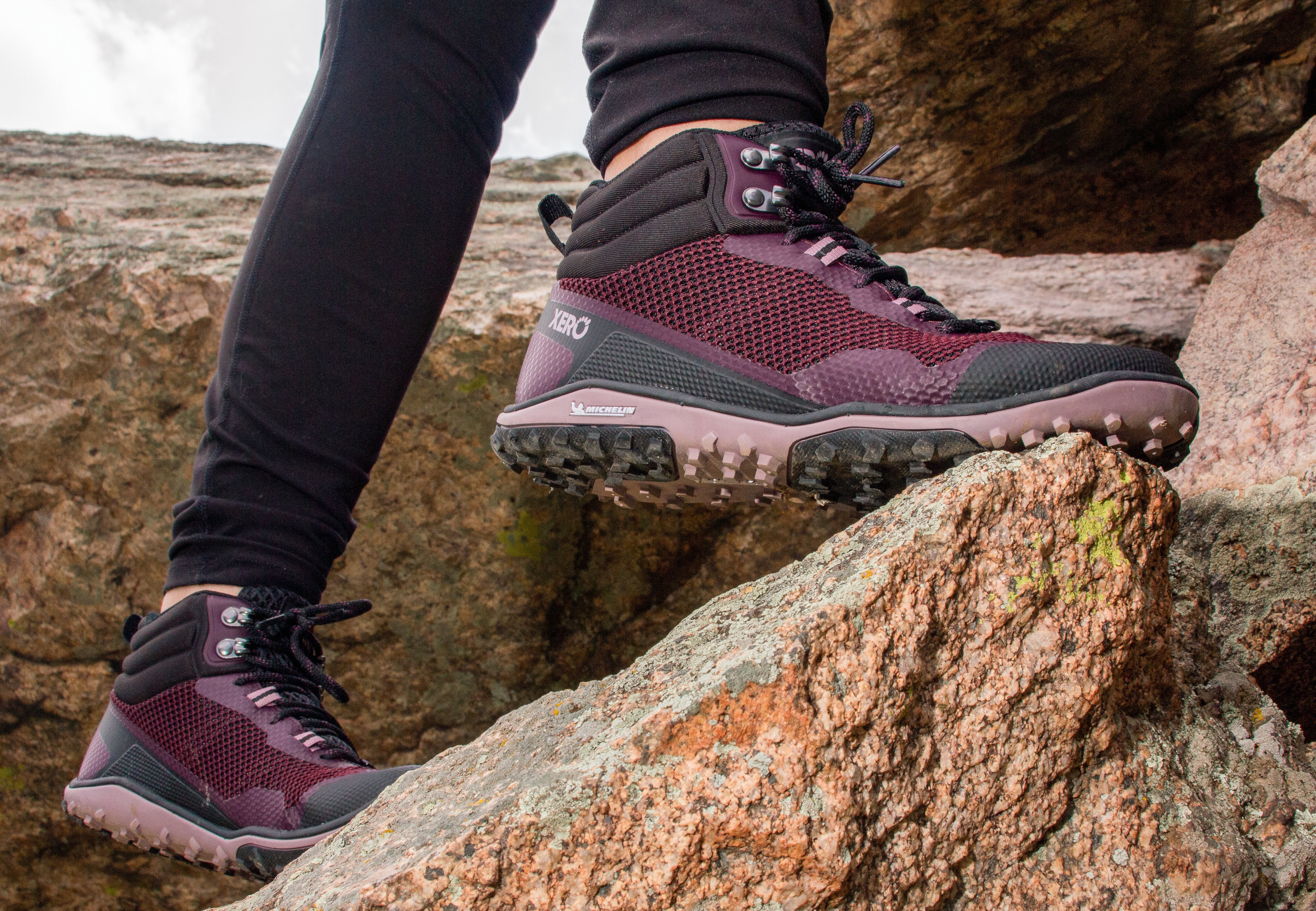 Xero Shoes Scrambler Mid Womens barfods lette vandrestøvler til kvinder i farven black / fig, lifestyle