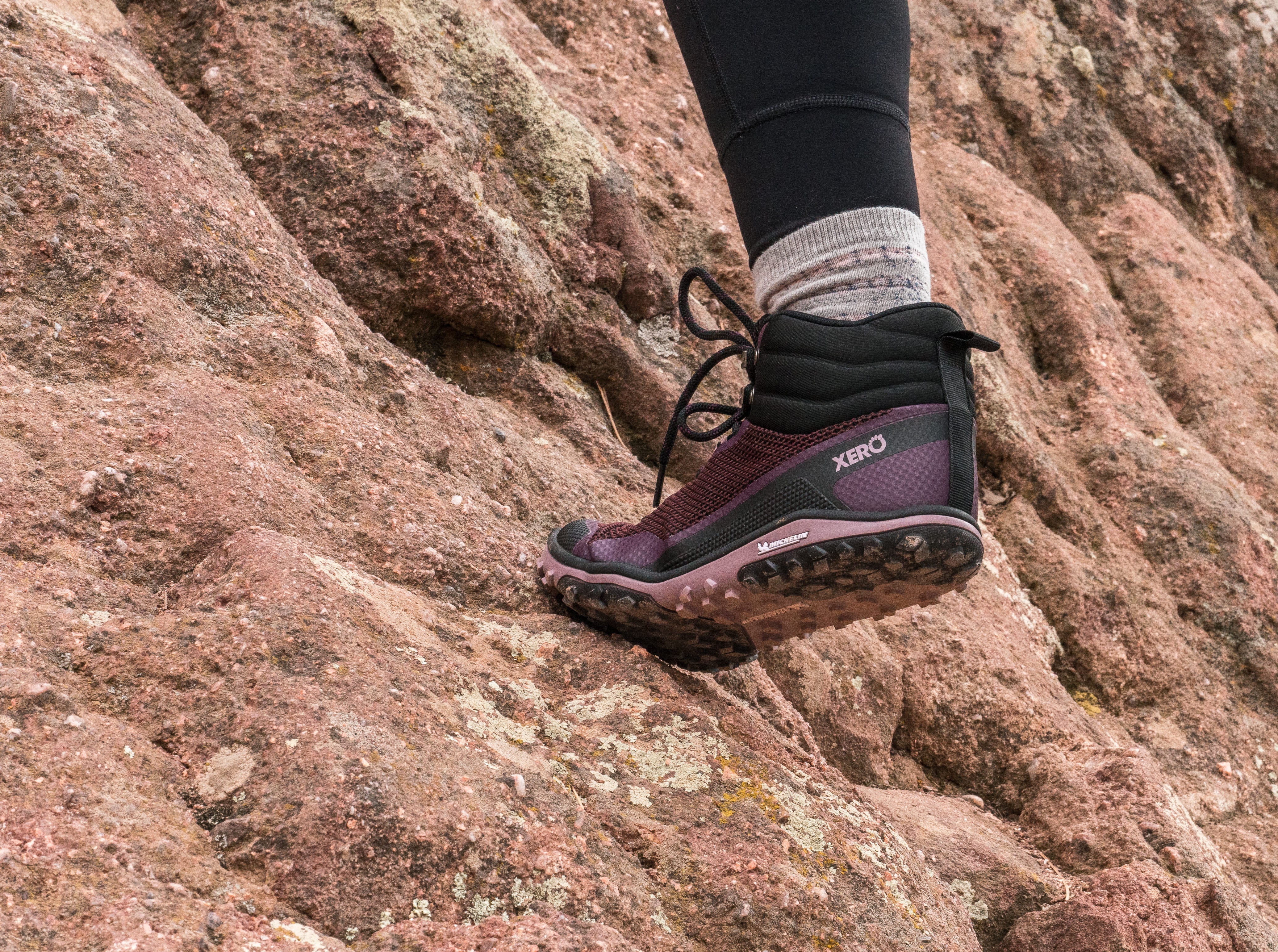 Xero Shoes Scrambler Mid Womens barfods lette vandrestøvler til kvinder i farven black / fig, lifestyle