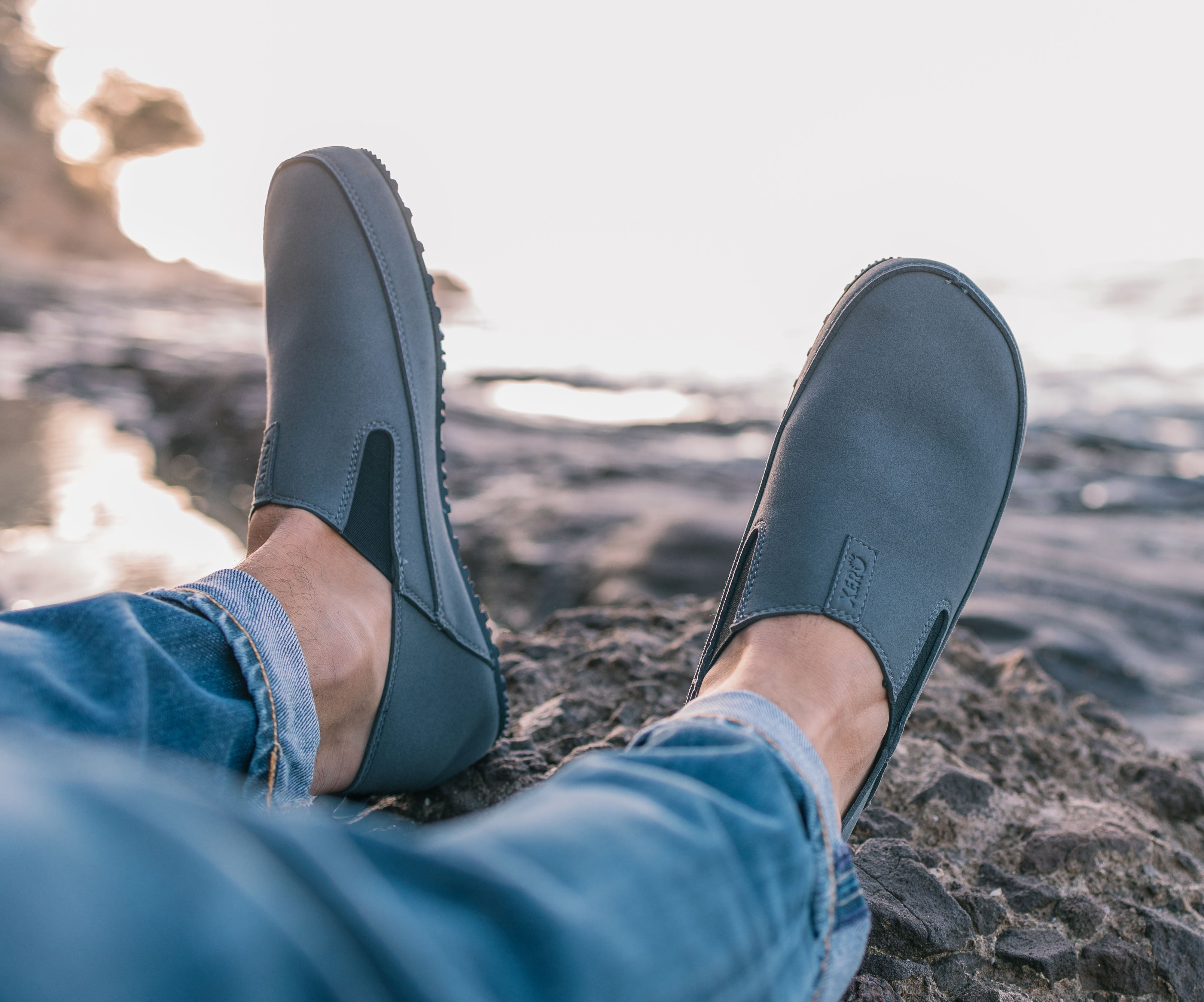 Xero Shoes Sunrise Mens barfods campsko og teltsko til mænd i farven gray, lifestyle