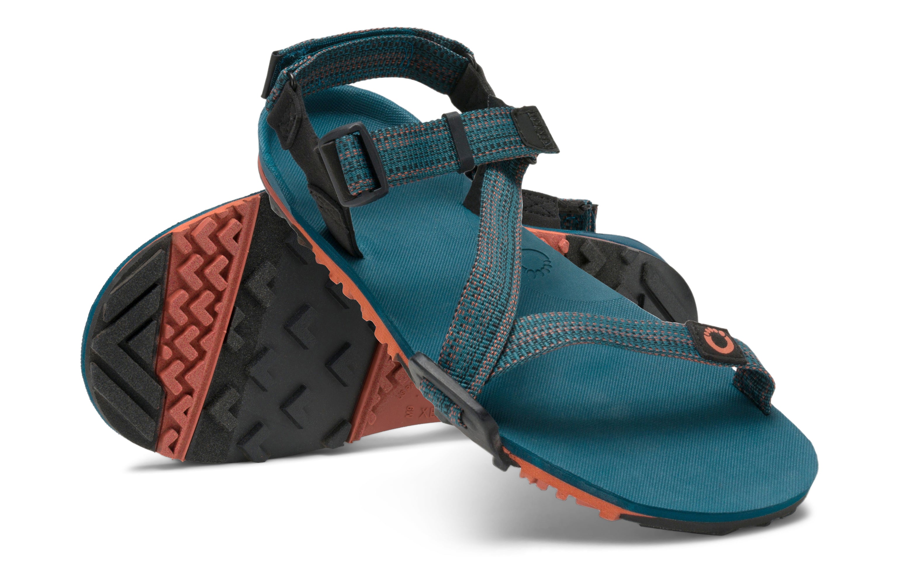 Xero Shoes Z-Trail EV herresandaler i Deep Lagoon. Minimalistisk design med teal fodbund, sorte og rustfarvede detaljer. Genanvendelige nylonremme. Neutral drophæl med grebsdygtig sål.