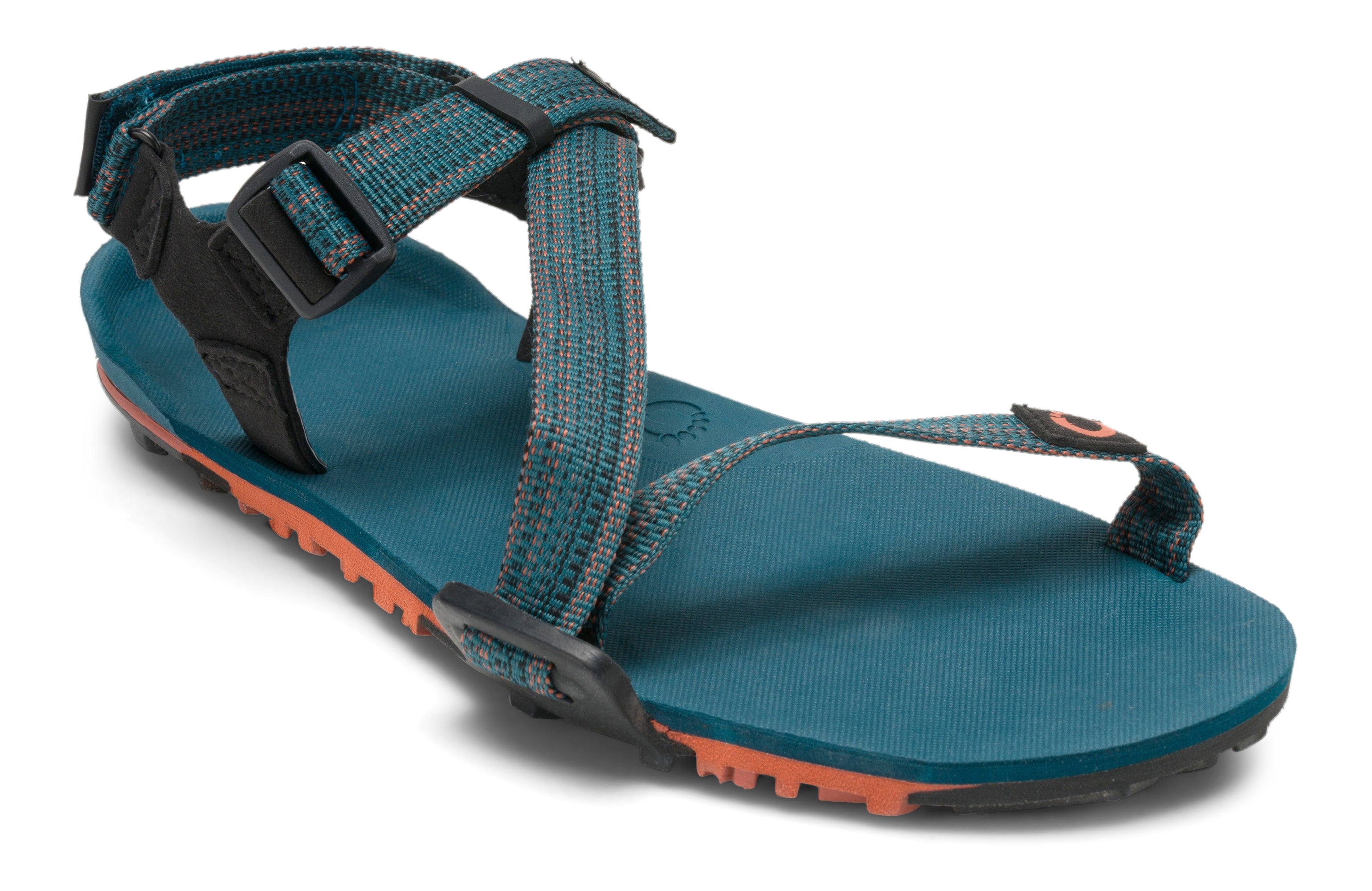 Xero Shoes Z-Trail EV Men's sandaler i Deep Lagoon, vinklet visning. Teal-farvede stropper i genbrugsmaterialer, orange slidmønster. Let, fleksibel og miljøvenlig barfodssko.