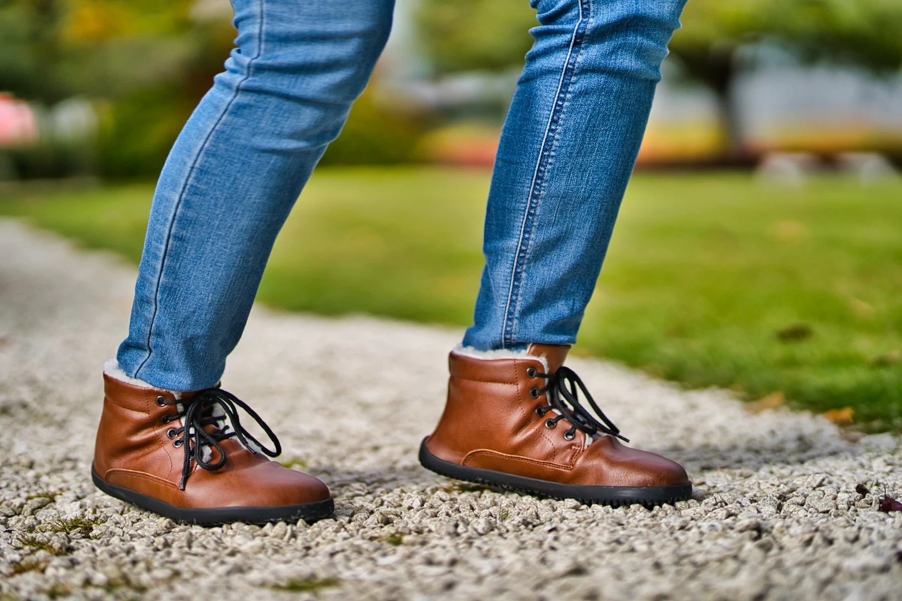 Ahinsa Winter Barefoot barfods vinterstøvler til kvinder i farven brown, lifestyle