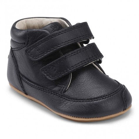 Bundgaard Prewalker II Velcro barfods prewalkers til tumlinge i farven black, vinklet