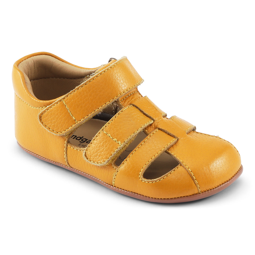 Bundgaard Tobias Summer børnesandal i varianten Yellow, med to justerbare velcrolukninger og luftige udskæringer til øget åndbarhed, udført i åndbart læder, ideel til leg og hverdagsbrug.