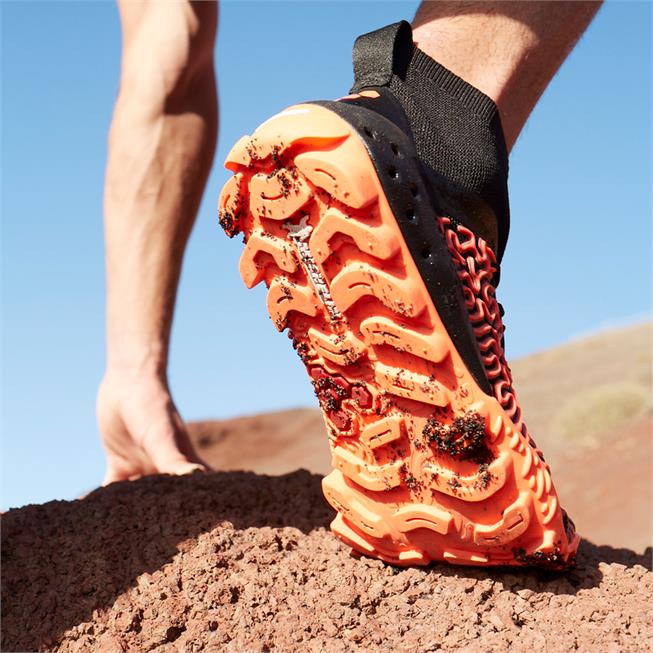Vivobarefoot ESC Tempest Womens barfods vandstøvler til kvinder i farven black/neon coral, lifestyle