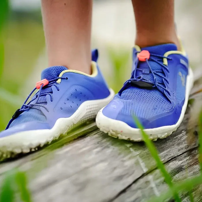 Vivobarefoot Primus Trail II Junior barfods træningssko til børn i farven amparo blue, lifestyle