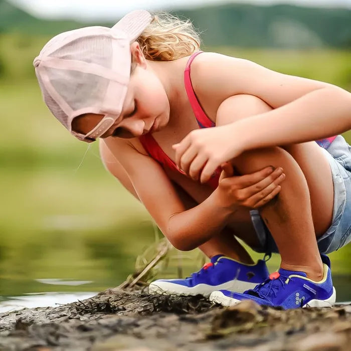 Vivobarefoot Primus Trail II Junior barfods træningssko til børn i farven amparo blue, lifestyle