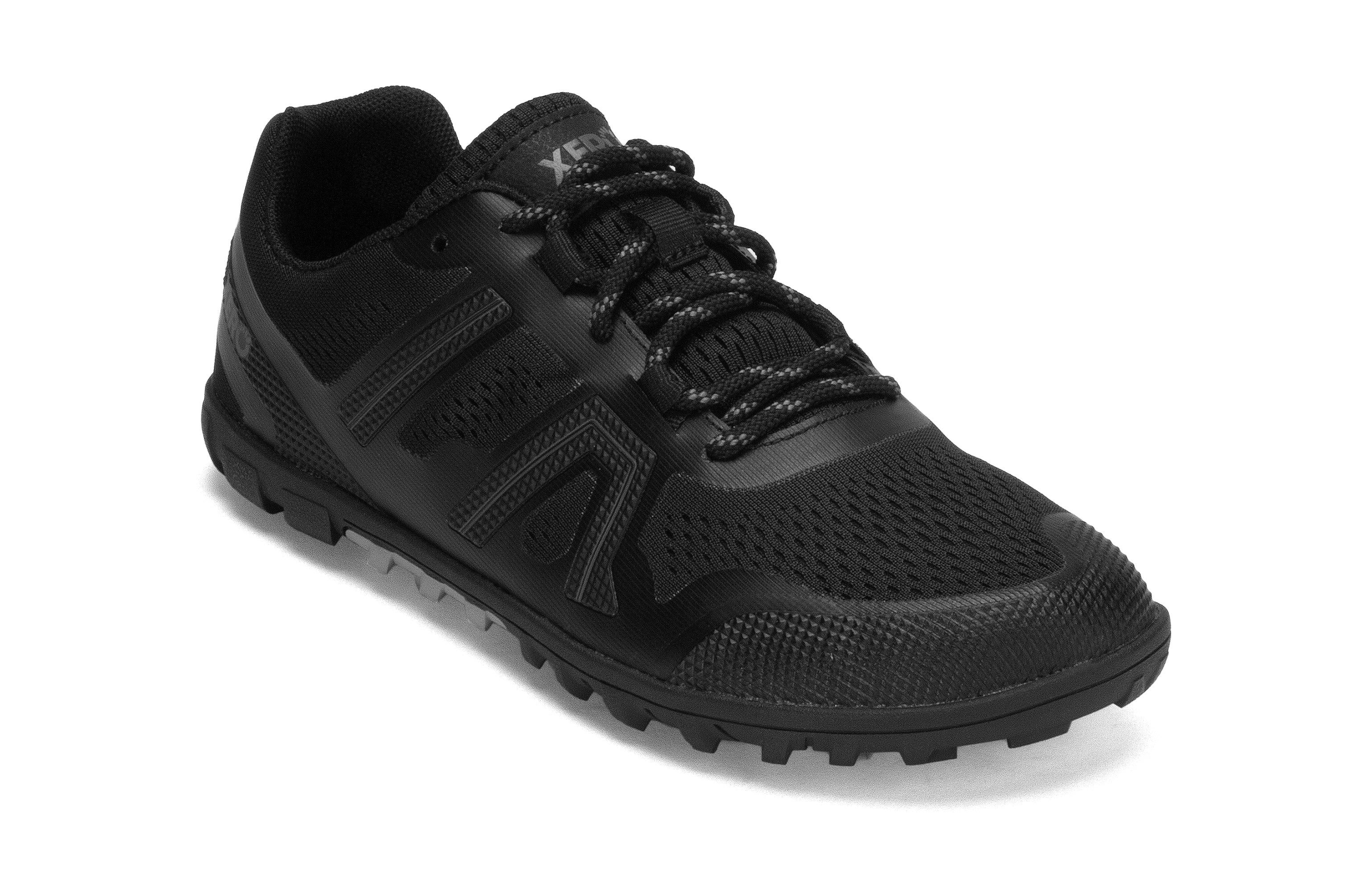 Xero Shoes Mesa Trail barfods trailsko til kvinder i farven black, vinklet